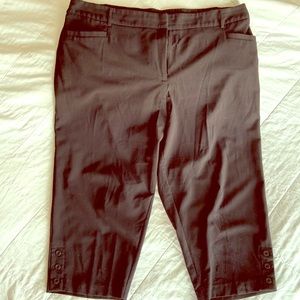 ROZ & ALI Black Capri Dress Pants